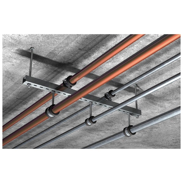 Rohrleitungen mit Rohrschellen an einer Betondecke