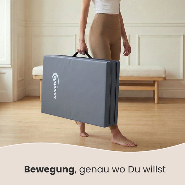 Frau trägt zusammenklappbare graue Gymnastikmatte der Marke eyepower