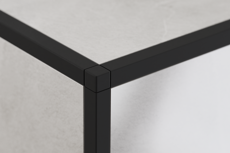 Ecke einer Fliese mit Fliesenschiene