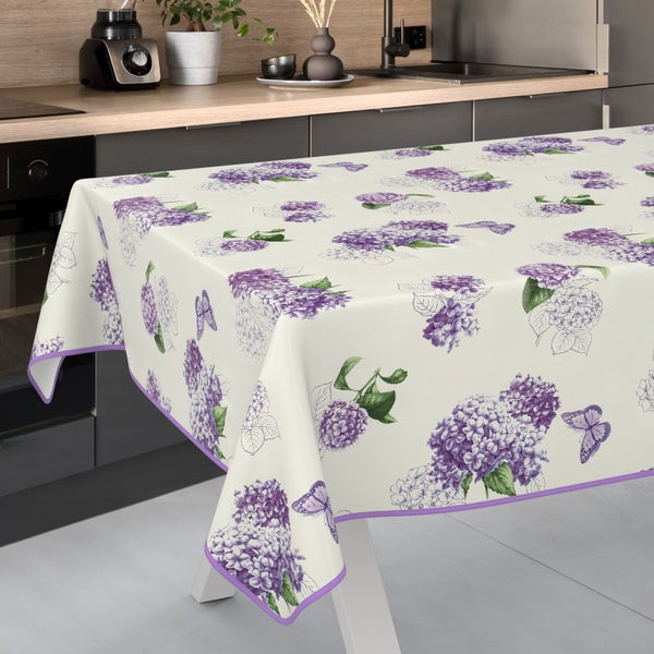 Tischdecke mit lila Hortensien und Schmetterlingsmuster auf einem Küchentisch