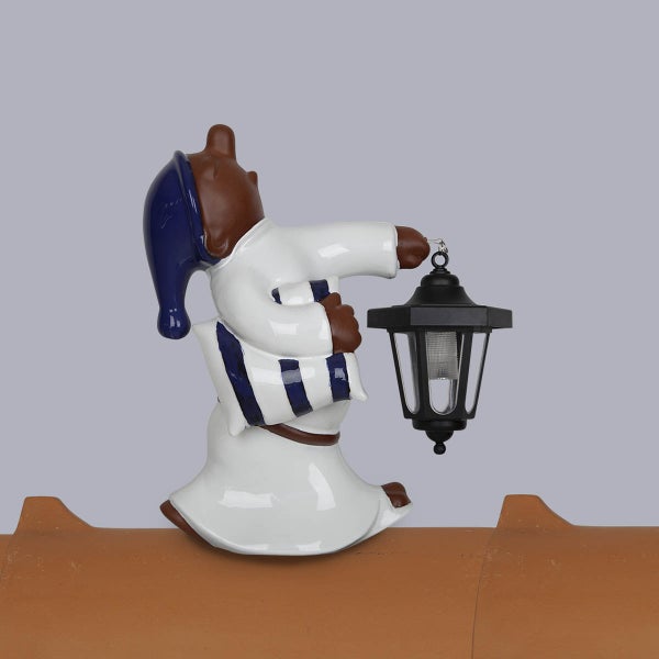 Firstenfigur Schlafwandler aus Keramik mit Laterne und Kissen.