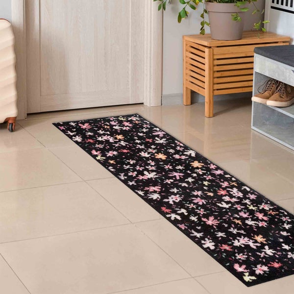 Flurläufer mit Blumenmuster vor einer Tür