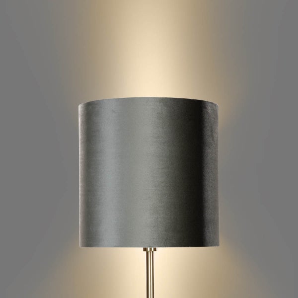 Nahaufnahme einer Stehlampe mit Stoffschirm