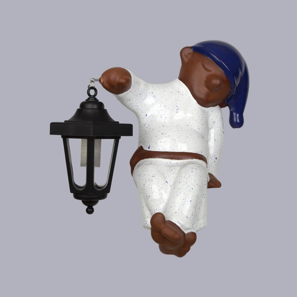 Solar-Gartenfigur zum Aufhängen in Form einer schlafenden Figur mit Schlafmütze und Solarlaterne.