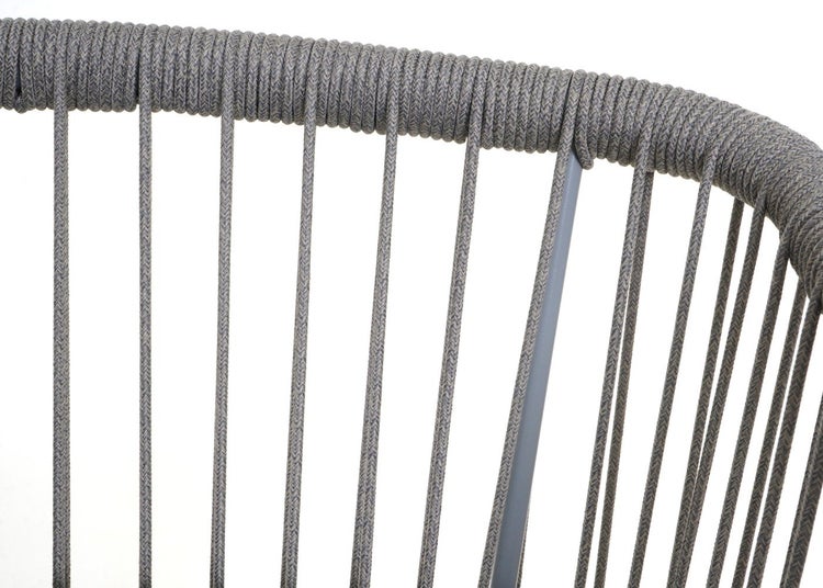 Detailansicht eines Stuhls mit Seilbespannung