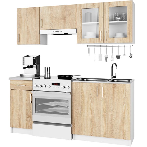 Küchenzeile mit Hängeschränken, Spüle, Herd und Dunstabzugshaube