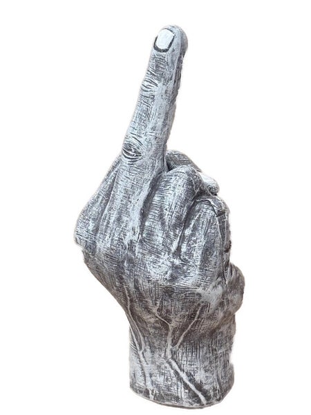 Dekorative Skulptur in Form einer Hand mit erhobenem Mittelfinger aus Steinmaterial