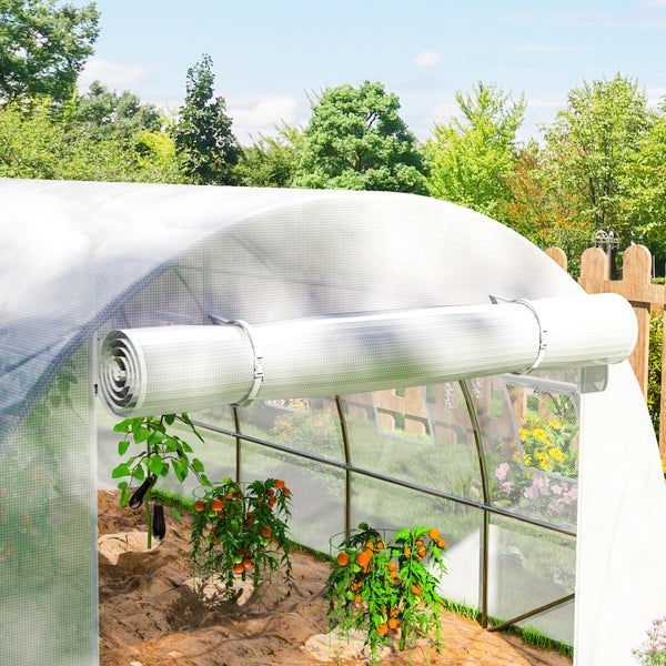 Gewächshaus mit aufrollbarer Seitenwand aus Gitterfolie und Metallgestell, im Inneren befinden sich Tomatenpflanzen und Auberginen.