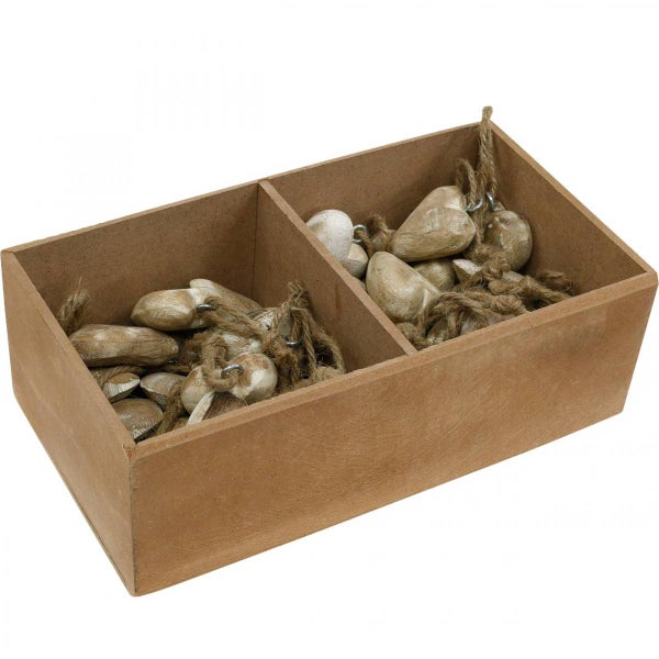 Dekorative Holzbox mit Dekoherzen und Schnüren