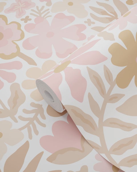 Vliestapete mit großflächigem Blumenmuster aus organischen Blüten und Blättern in sanftem Rosa und Beige.
