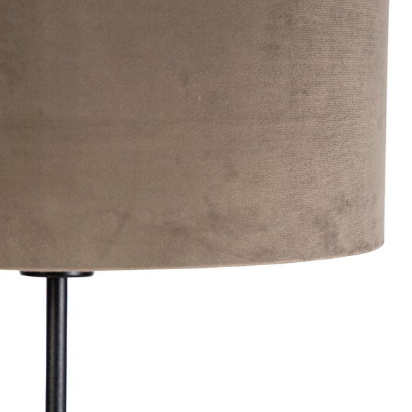 Detailaufnahme eines Lampenschirms aus Stoff auf einem Lampenfuß