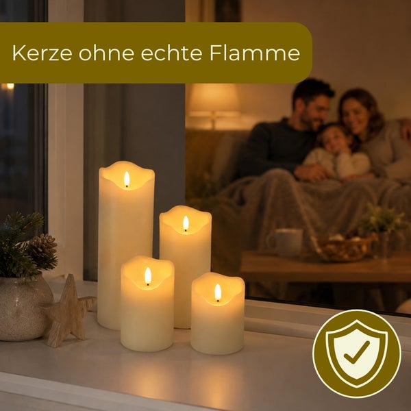 Vier flammenlose LED-Kerzen auf einer Fensterbank vor einer gemütlichen Wohnzimmerszene mit Familie, Sicherheitssymbol und Text Kerze ohne echte Flamme.