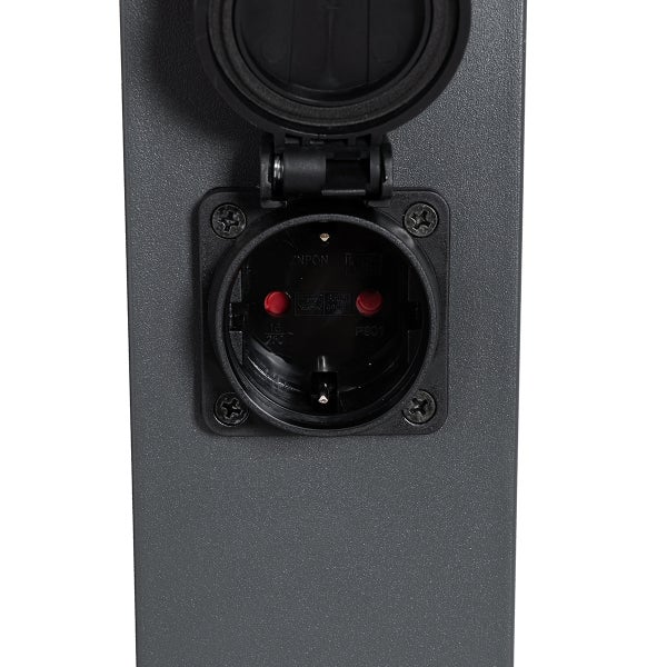 Außensteckdose mit offenem Klappdeckel und Kindersicherung an einer dunkelgrauen Säule.