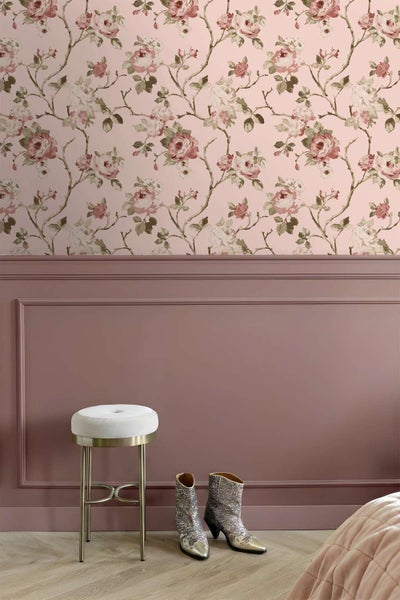 Wandgestaltung mit Blumentapete und einer profilierten Wandverkleidung über einem Holzboden in einem eleganten Wohnbereich.