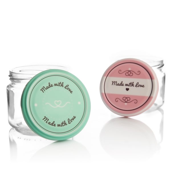 Zwei leere Einmachgläser mit dem Schriftzug 'Mit Liebe gemacht' auf dem Deckel
