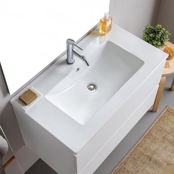 Waschtisch mit Becken, Armatur und Ablage im Badezimmer.