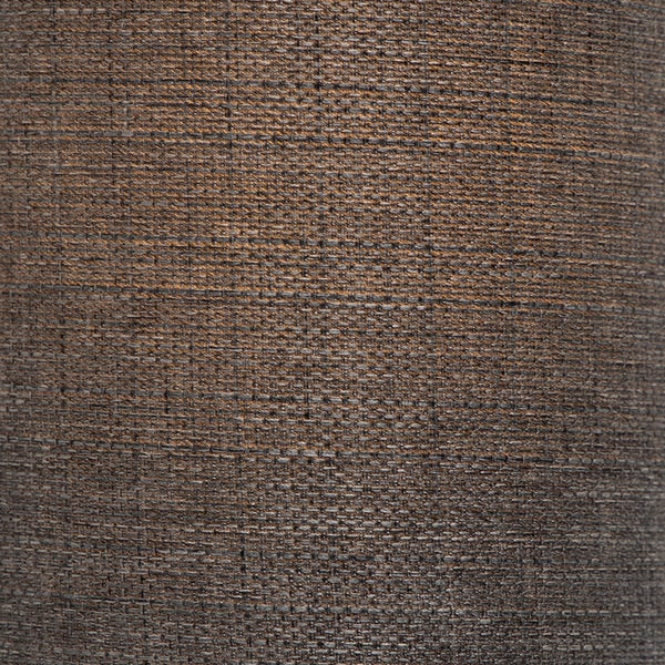 Nahaufnahme einer Tapete mit gewebter Textiloptik in Brauntönen.