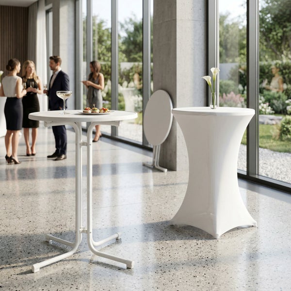 Stehtisch mit weißem Metallgestell und runder Platte sowie ein Stehtisch mit weißer Stretch-Husse in einem modernen, hellen Veranstaltungsraum.