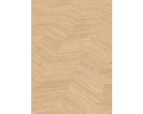Laminatboden in heller Eichenoptik mit Chevron-Muster.