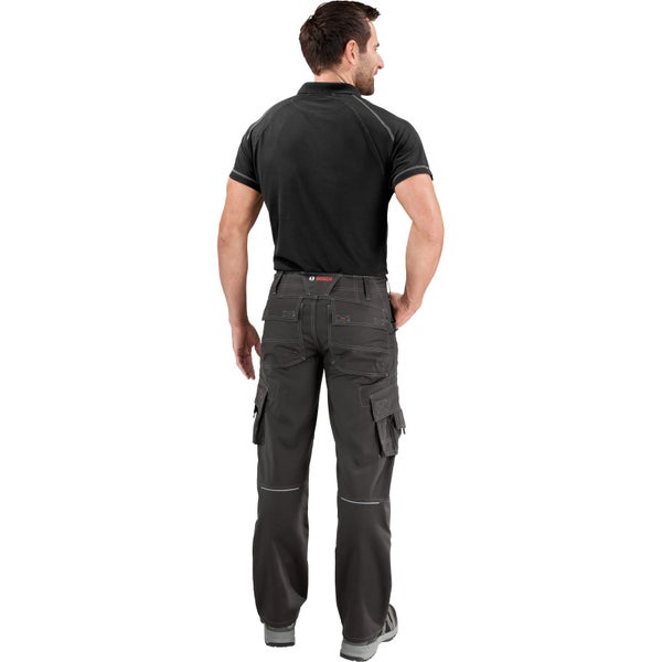 Mann von hinten mit Arbeitshose mit Taschen