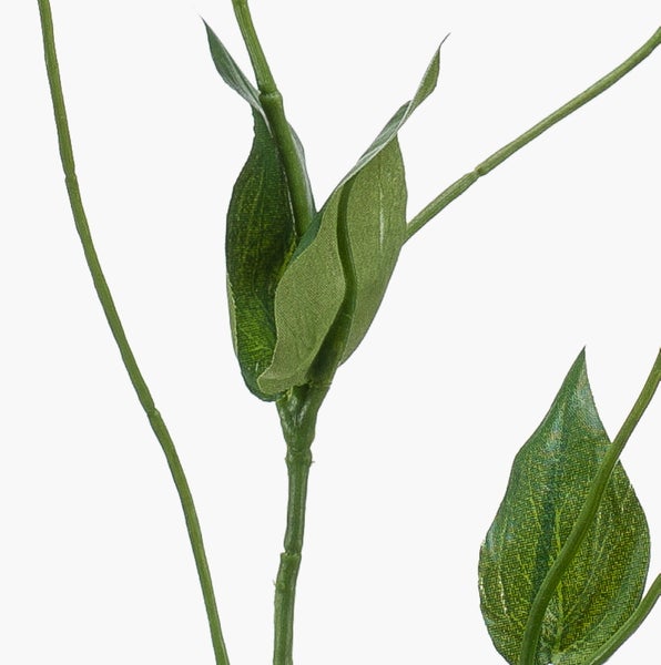 Künstliche Sonnenblume mit gelben Blütenblättern, grünem Stiel und zwei Blättern.