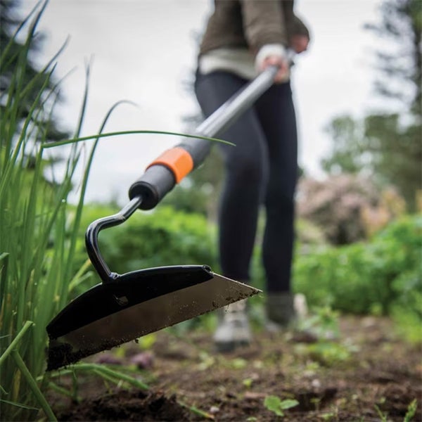 Gartenhacke im Einsatz zur Bodenbearbeitung