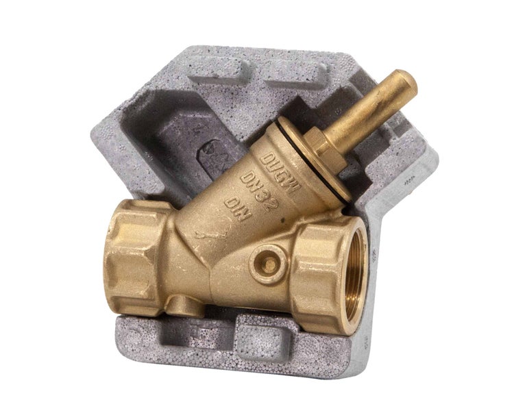Schrägsitzventil aus Messing DN32 mit DVGW Zertifizierung in einer Schaumstoffverpackung.