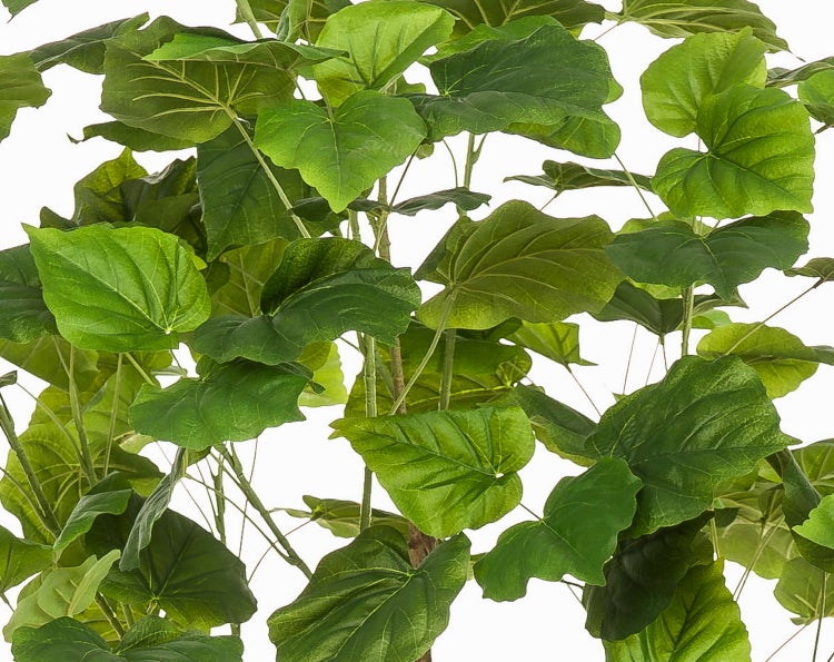 Künstlicher Zitronenzweig mit grünen Blättern und einer gelben Zitrone