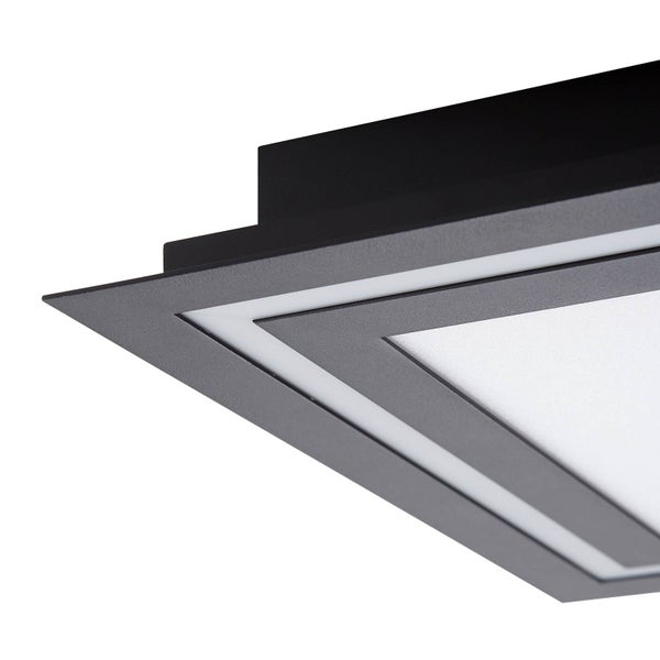 Nahaufnahme einer quadratischen LED-Deckenleuchte mit schwarzem Rahmen und weißem Diffusor.