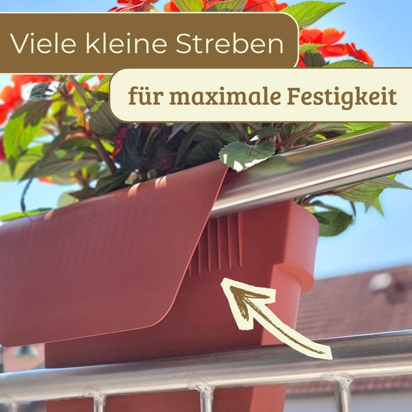 Balkonkasten mit verstärkenden Streben für maximale Festigkeit am Balkongeländer montiert.