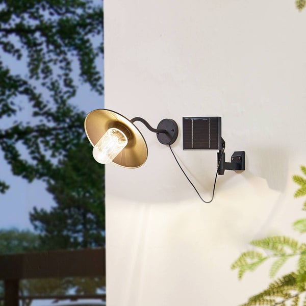 Solar-Wandleuchte für den Außenbereich mit goldfarbenem Reflektor und separatem Solarpanel.