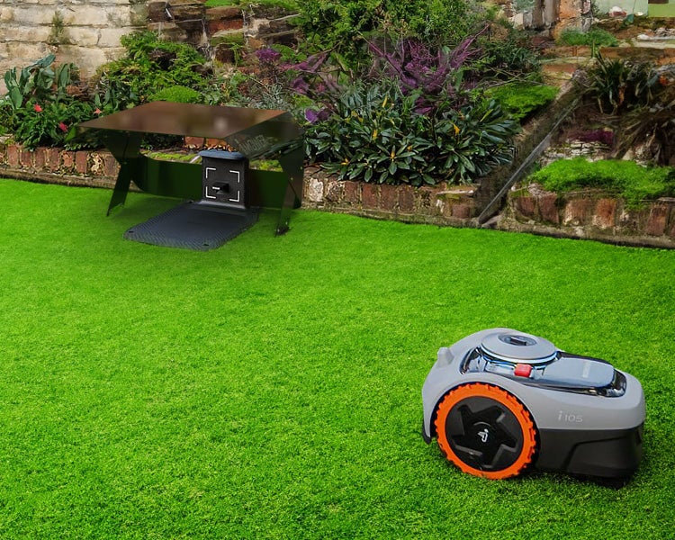 Szene im Garten mit Rasenmähroboter und Ladestation mit Dach