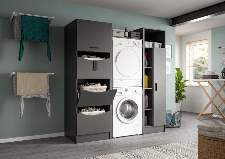 Moderne Waschküche mit Waschmaschinenschrank, Wäschekippfächern und Regalen für eine organisierte und strukturierte Wäschepflege.
