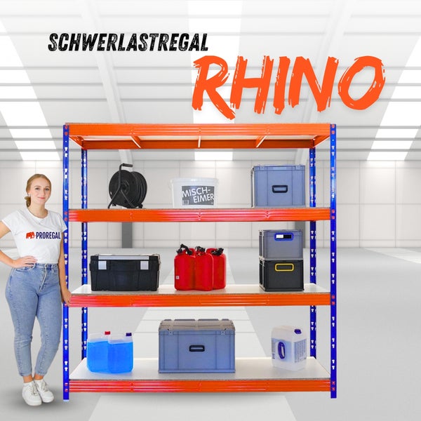 Blaues und orangefarbenes Proregal Schwerlastregal Rhino aus Metall in hellem Lagerraum, bestückt mit Boxen und Kanistern, neben einer Person.
