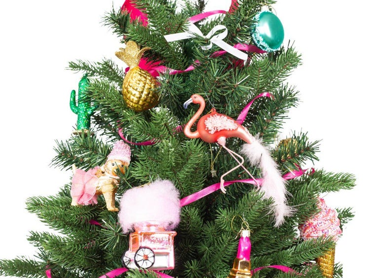 Weihnachtsbaum geschmückt mit ausgefallenen Anhängern wie Flamingo, Ananas, Kaktus, Hund und Zuckerwatte Stand