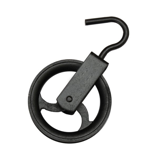 Eine massive gusseiserne Seilrolle mit Haken zur Befestigung.