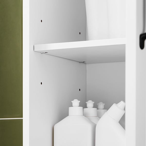 Innenansicht eines weißen Badezimmerschranks mit Regalböden und Reinigungsutensilien