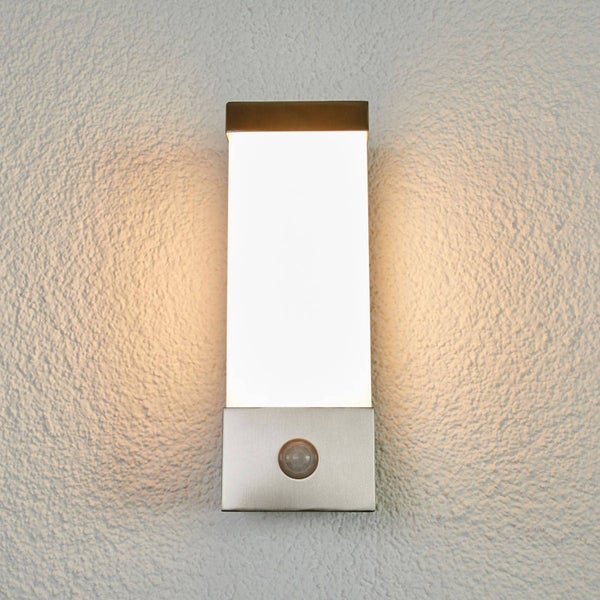 Rechteckige Außenwandleuchte aus Edelstahl mit Diffusor und integriertem Bewegungsmelder.