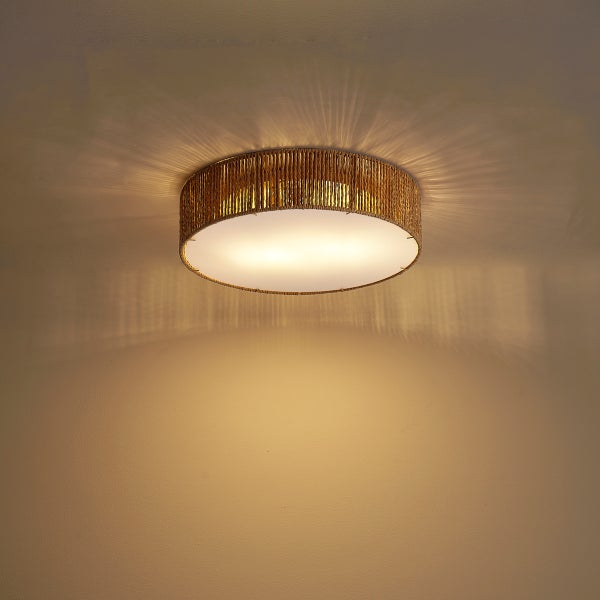 Runde Deckenleuchte mit einer Außenseite aus Naturseil und einem weißen Diffusor, die warmes Licht abstrahlt.