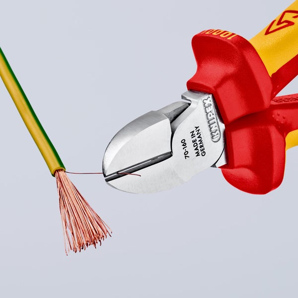 Knipex Seitenschneider schneidet ein Kabel.