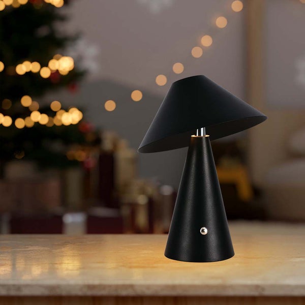 Schwarze Tischleuchte mit konischem Lampenschirm auf einem Tisch