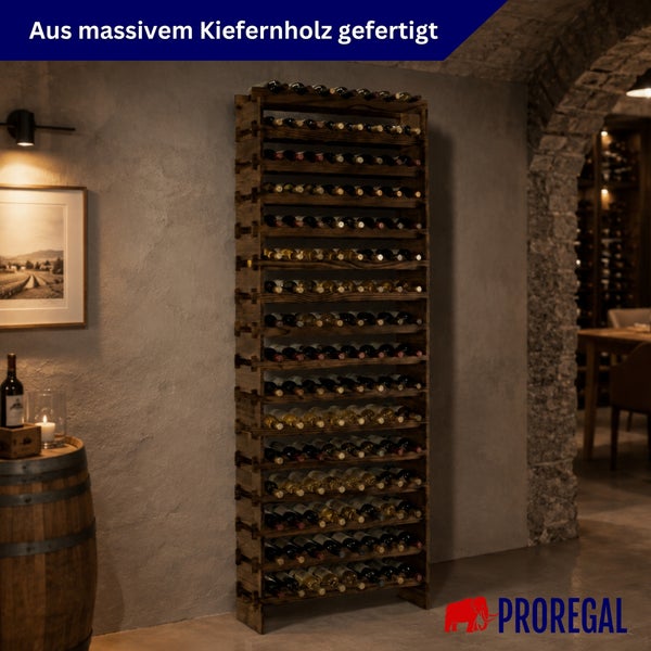 Hohes Weinregal aus dunklem, massivem Kiefernholz, gefüllt mit Weinflaschen in einem rustikalen Weinkeller.