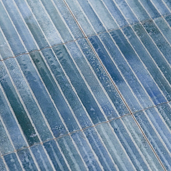 Wandfliesen im Riemchenformat mit strukturierter Oberflaeche und glaenzender Glasur fuer den Innenbereich