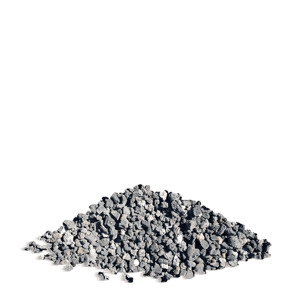 Haufen aus dunkelgrauem Lavamulch für die Gartengestaltung.