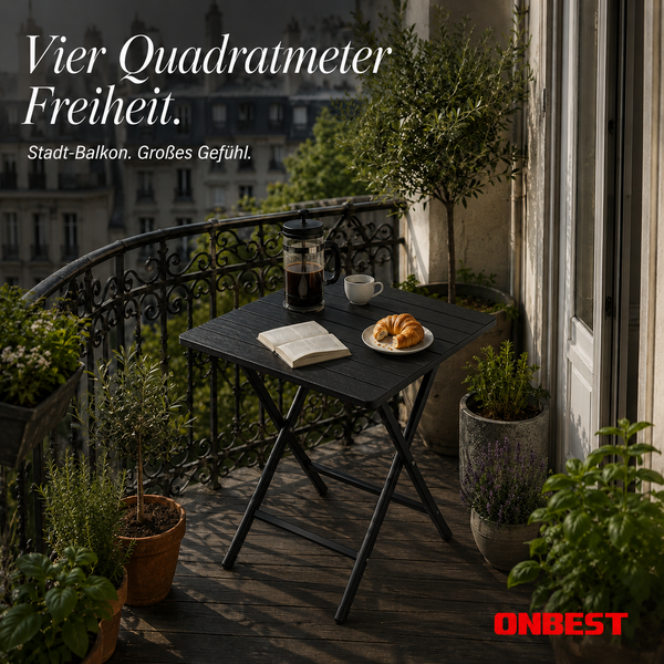 Schwarzer Klapptisch auf einem Stadtbalkon mit Topfpflanzen, Kaffeebereiter, Croissant und Buch. ONBEST Logo.