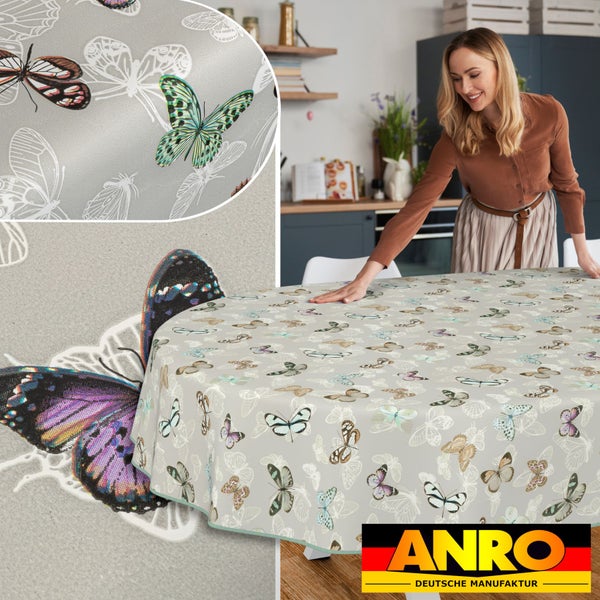 Tischdecke mit Schmetterlingsmuster auf einem Tisch, Frau im Hintergrund
