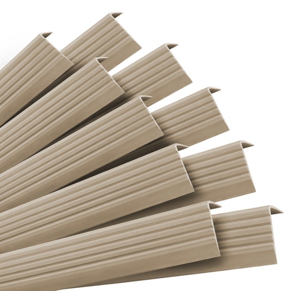 Mehrere Treppenkantenprofile mit geriffelter Oberfläche