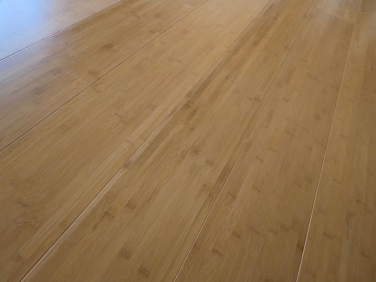 Bambusparkett mit horizontaler Maserung und sichtbaren Dielenstößen.
