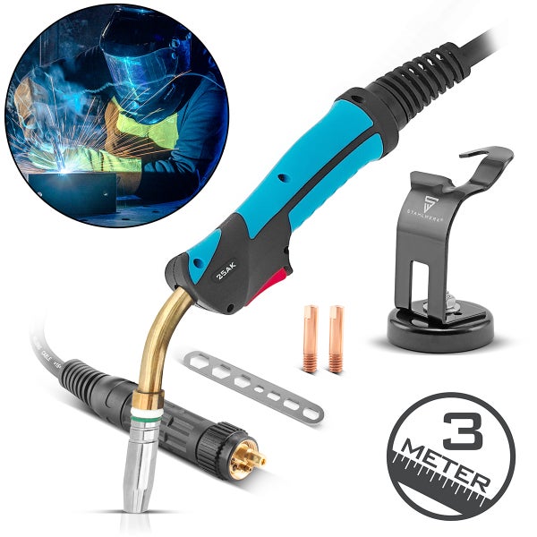STAHLWERK MIG MAG Schweißbrenner AK25 mit 3 Meter Schlauchpaket, Magnethalter und Zubehör. Im Hintergrund ist eine Person beim Schweißen zu sehen.