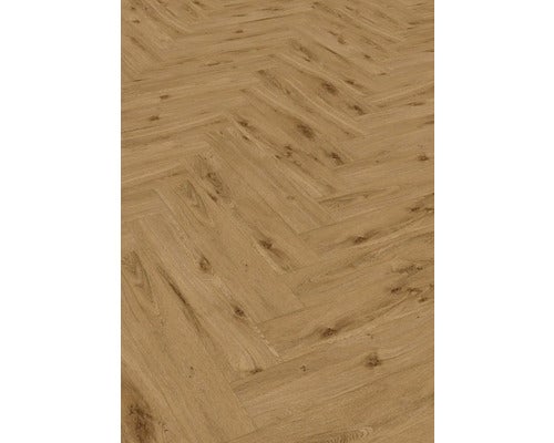 Fischgräten-Laminatboden in Holzoptik mit sichtbarer Maserung und Ästen.